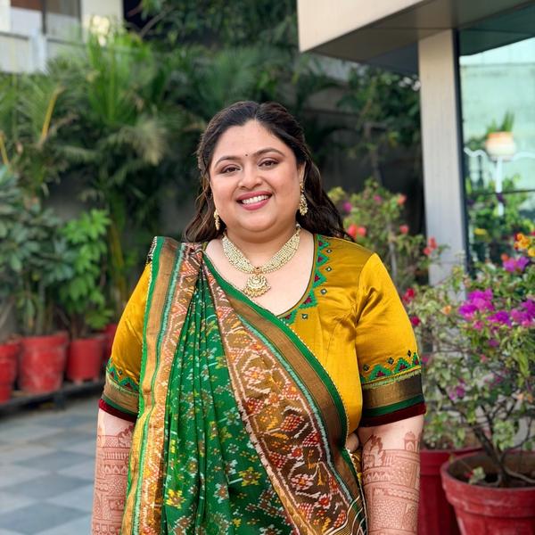 Subtle, traditional makeup look with a g