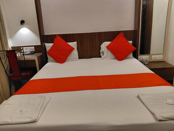 hotel near parashar clinic gor