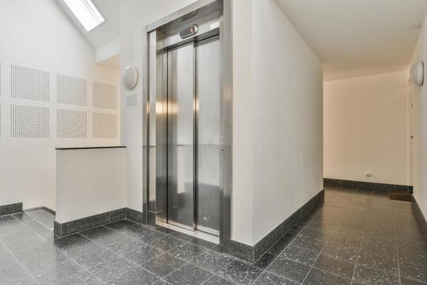 Lifts in Noida quietly shape how people move throu