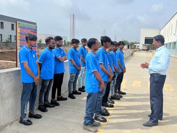 💼 Skilled & Dedicated Workfor