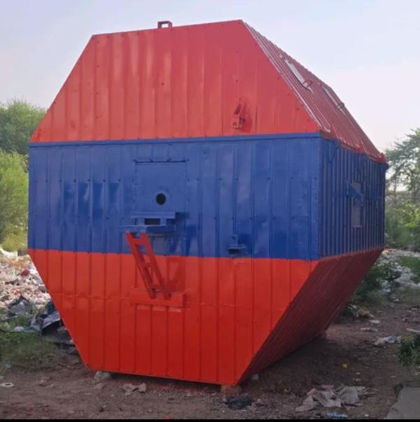 We manufacture high quality Roto Moulding Machines