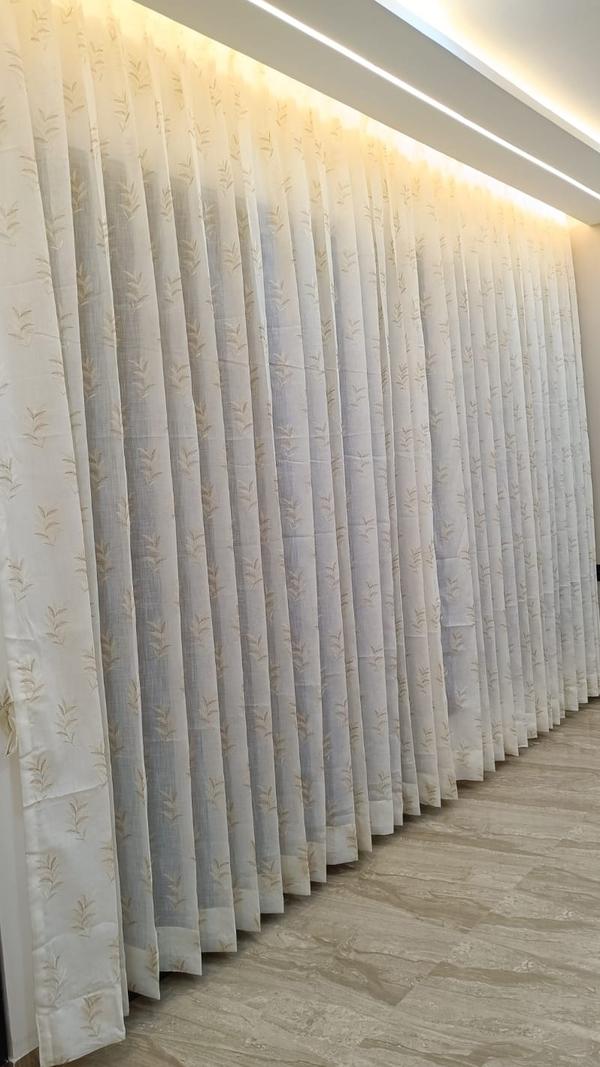 Discover the top curtain 