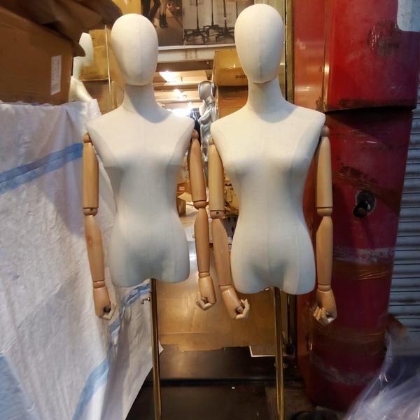 Buy clothes display manne