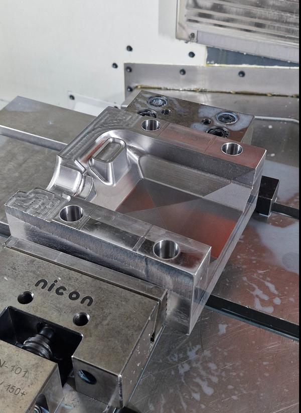 High-precision HDPE blow molding cavity designed f