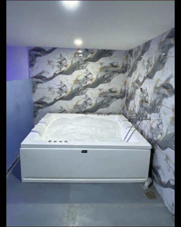 Indulge in a luxurious jacuzzi bath expe