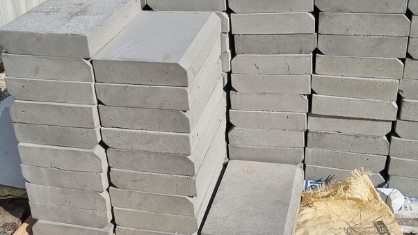 Igloo Kerbsotne is a long, narrow stone or concret