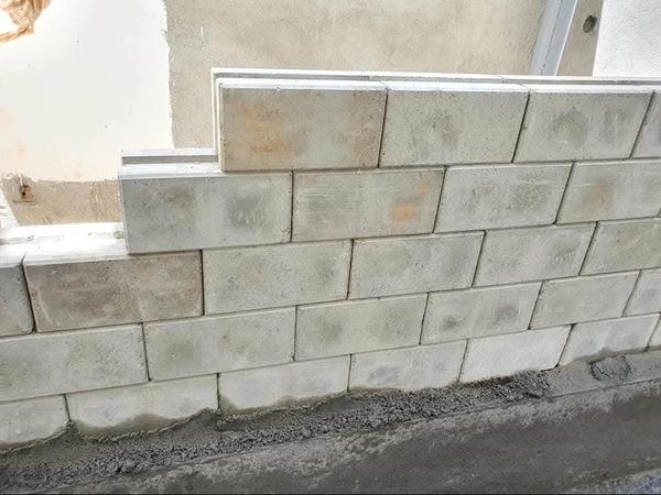 Igloo interlocking brick with good strength and sm