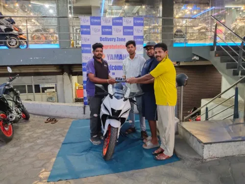  Yamaha R15, a street bike lik