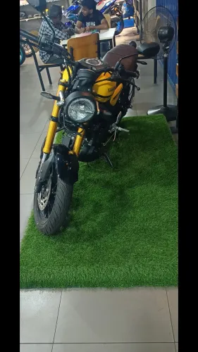 S.S. Yamaha helps customers ex