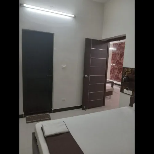 Maduraa serviced apartment 
Lo