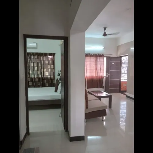 Maduraa serviced apartment 
Lo
