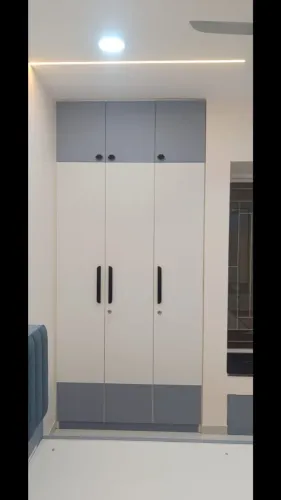 Who makes custom wardrobes and
