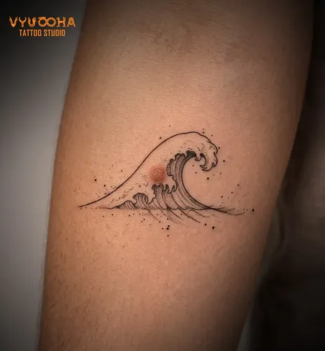 What a minimalist wave tattoo 