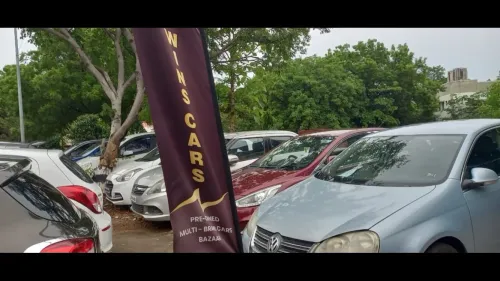 
Twins Cars helps customers ex